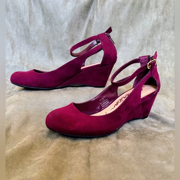AMERICAN RAG Burgundy Faux Suede SZ 7.5 Ankle Strap Wedge w/ back Zip Closure - Picture 4 of 16